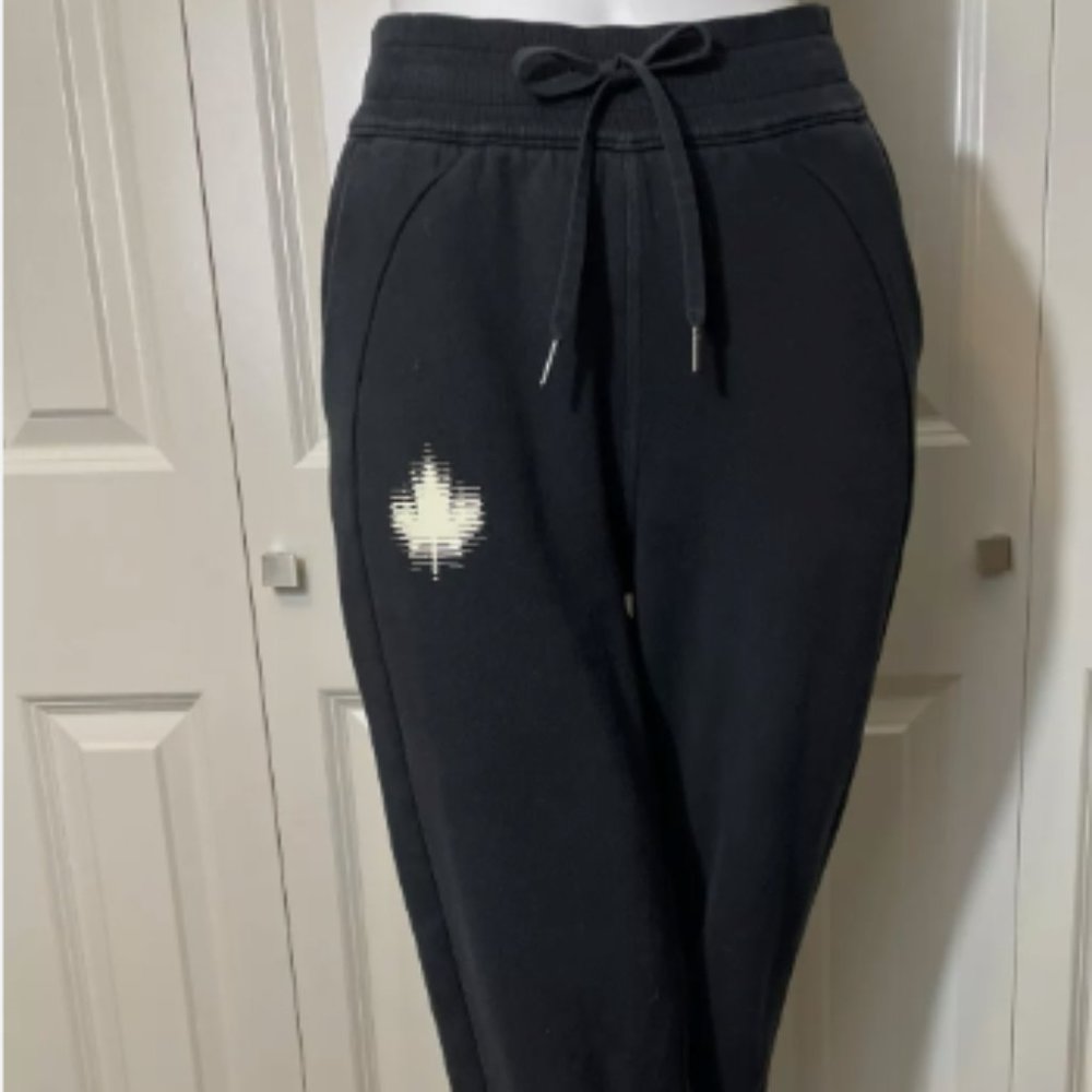 Lululemon size 4 Scuba High-Rise Jogger Sweatpants-Maple Leaf - Black